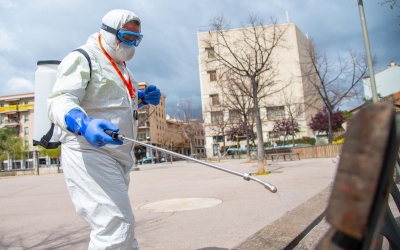 Treballador d'SMATSA desinfectant | Roger Benet